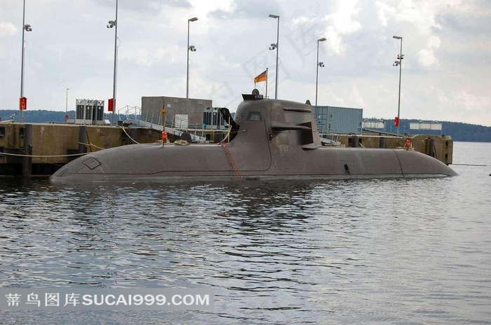 停靠在码头边的潜水艇