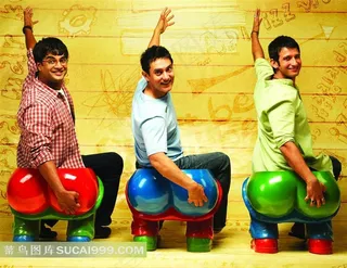 坐在大屁股椅子上的男人电影三大傻闹宝莱坞海报