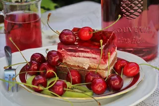 樱桃蛋糕甜点图片