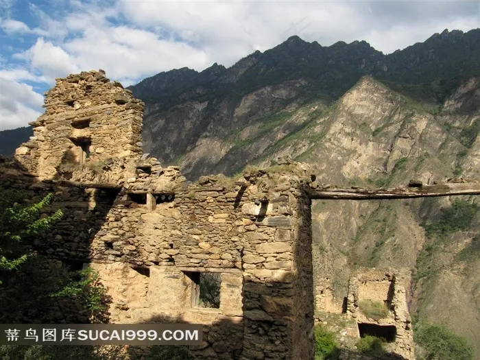 巍峨群山上的四川碉楼古迹遗址旅游观光图片素材