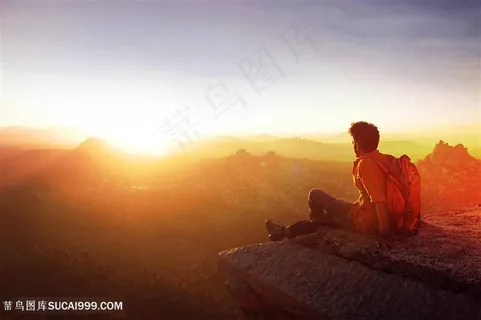 夕阳下户外运动的男人图片