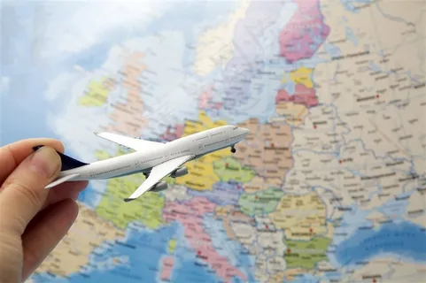 地图上拿着飞机模型的手高清图片