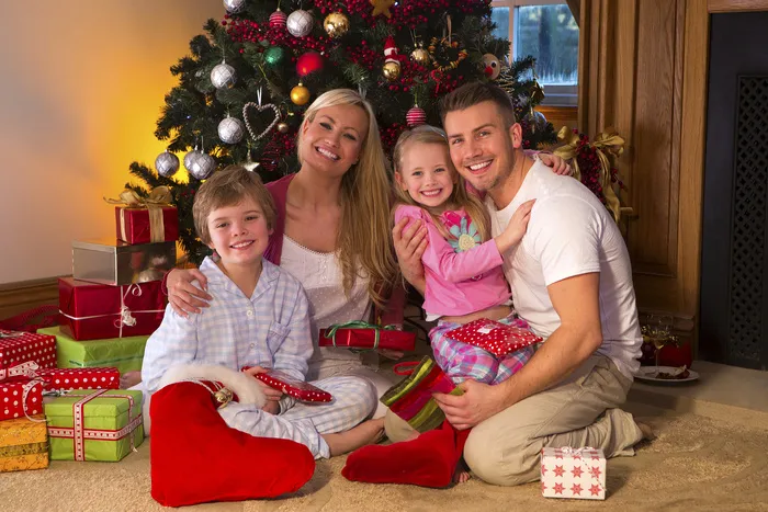 圣诞节室内人物场景圣诞送礼物(167)