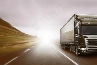 高速路上极速行驶的货车高清图片.jpg