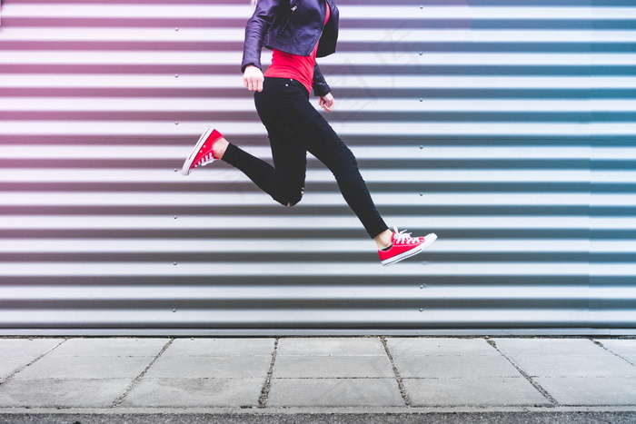 欢快跳跃女子图片