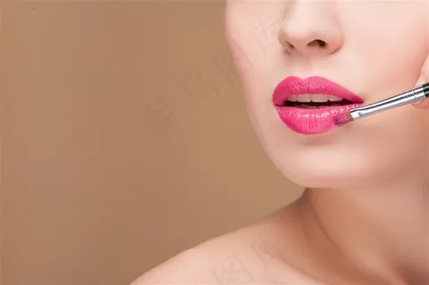 画口红的美女 画口红的美女