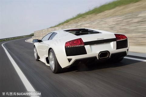超级跑车-行驶的白色兰博基尼