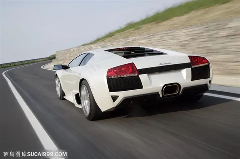 超级跑车-行驶的白色兰博基尼