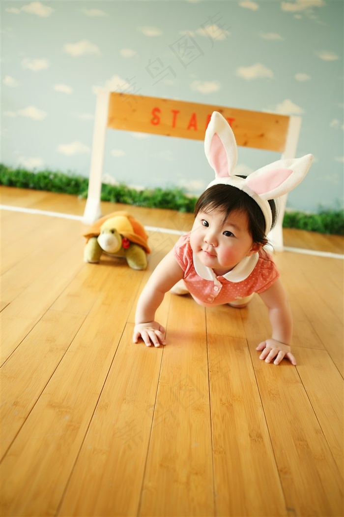 和玩具龟比赛的可爱幼儿