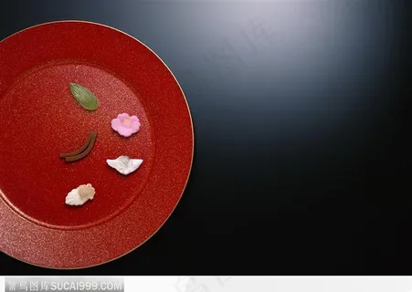 放有小饰品的盘子