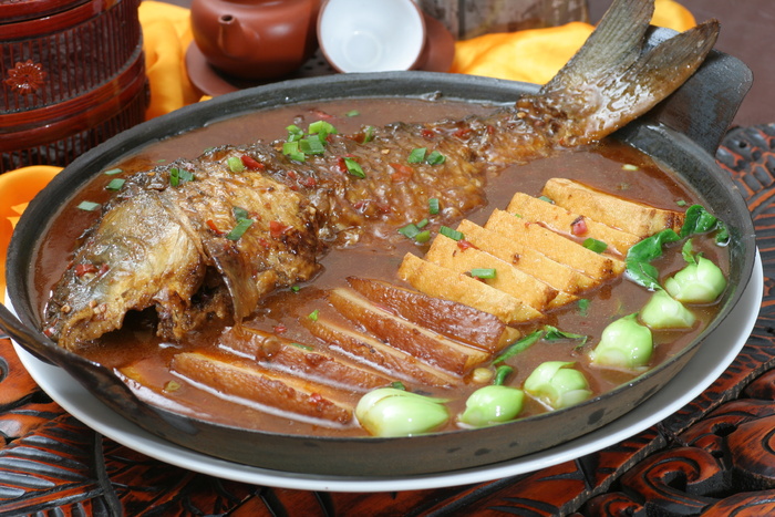 铁锅卤肉焖鱼