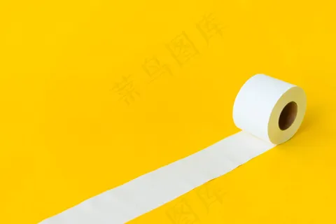 一卷卫生纸黄色背景图片