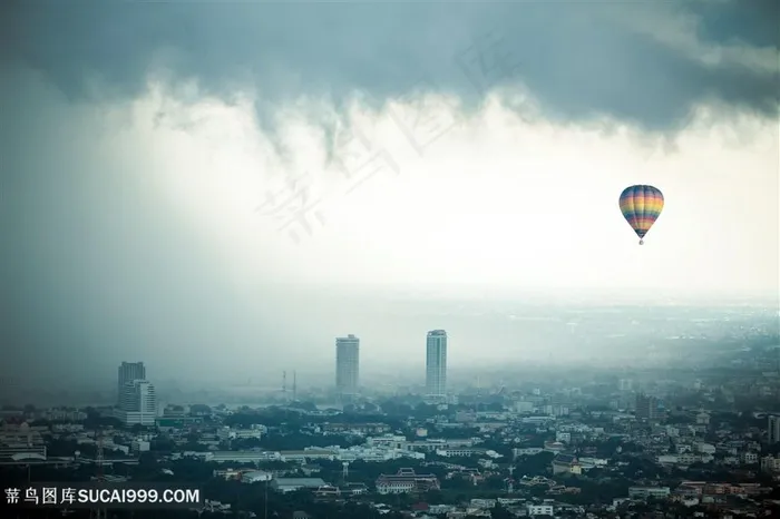 城市上空的热气球高清图