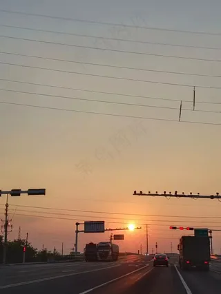 傍晚的高速路别有一番风味