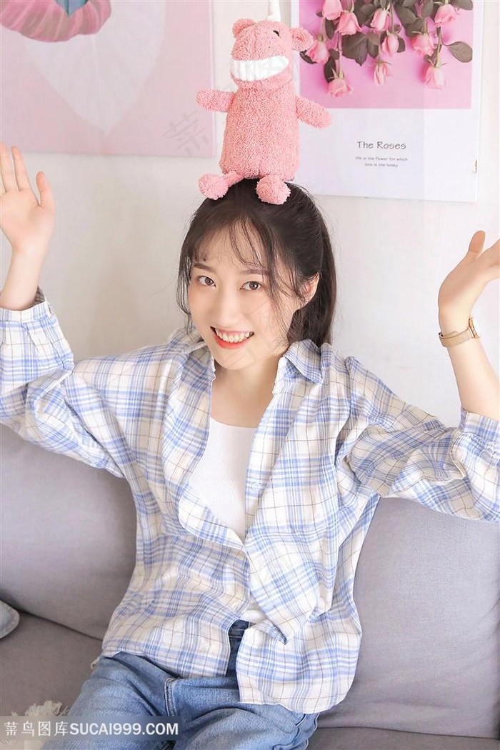头上放着公仔的清纯美女写真