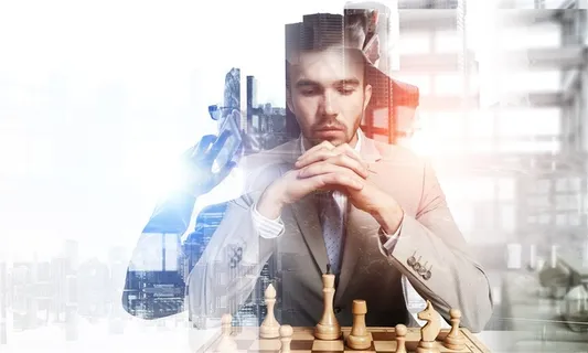下国际象棋沉思的商务人士高清图片 下国际象棋沉思的商务人士高清图片