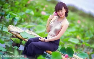荷塘边清纯美女图片