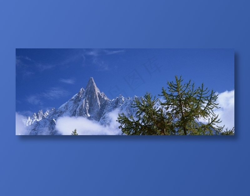 蓝天下云雾间的雪峰图片