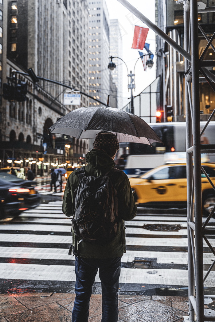 下雨撑伞男人背影图片