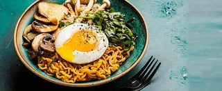 美食方便面鸡蛋意面西餐简餐摄影图