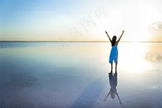 海边跳舞的美女写真高清摄影