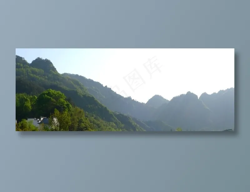 天空下的绿色山脉