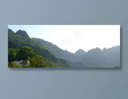 天空下的绿色山脉