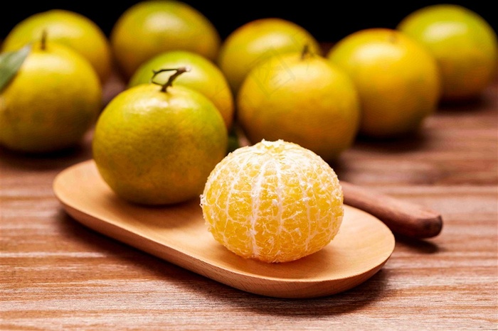 酸甜可口剥开的橘子高清图