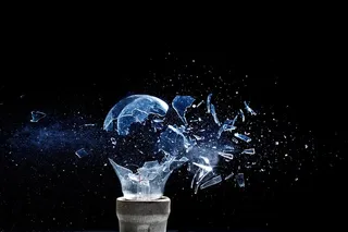 破碎的灯泡高清图片