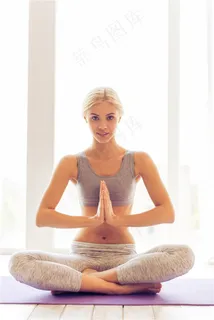 瑜伽打坐的美女高清大图