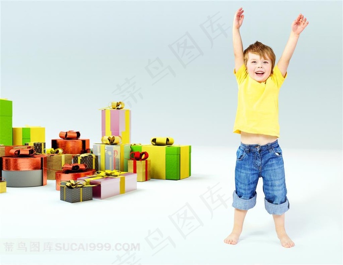 站在礼物边上的孩子