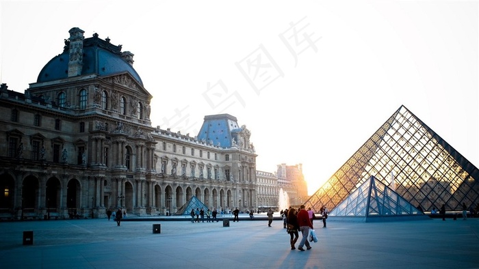 阳光穿过建筑那刺眼的光芒