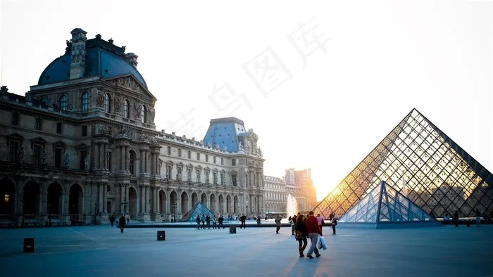 阳光穿过建筑那刺眼的光芒