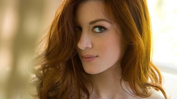 女生中长卷发发型图片 女生中长卷发发型图片