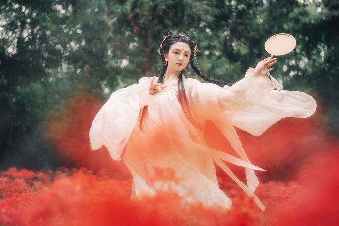 拿着扇子舞动的古装美女图片