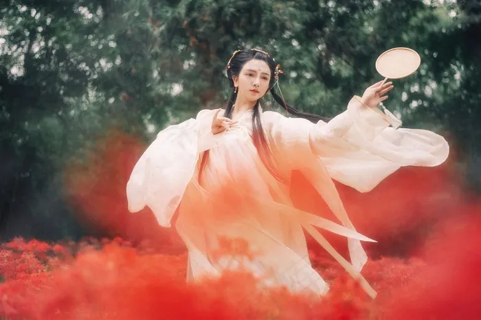 拿着扇子舞动的古装美女图片