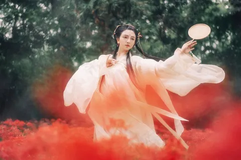 拿着扇子舞动的古装美女图片 拿着扇子舞动的古装美女图片