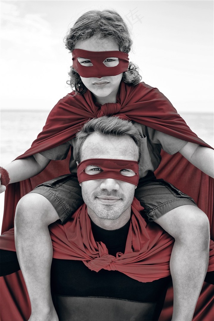 诙谐的父子超人写真高清图