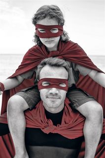 诙谐的父子超人写真高清图