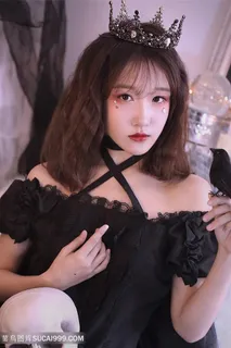 戴着王冠的美女图片