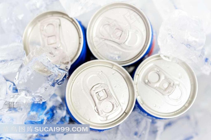 冰冻的罐装啤酒