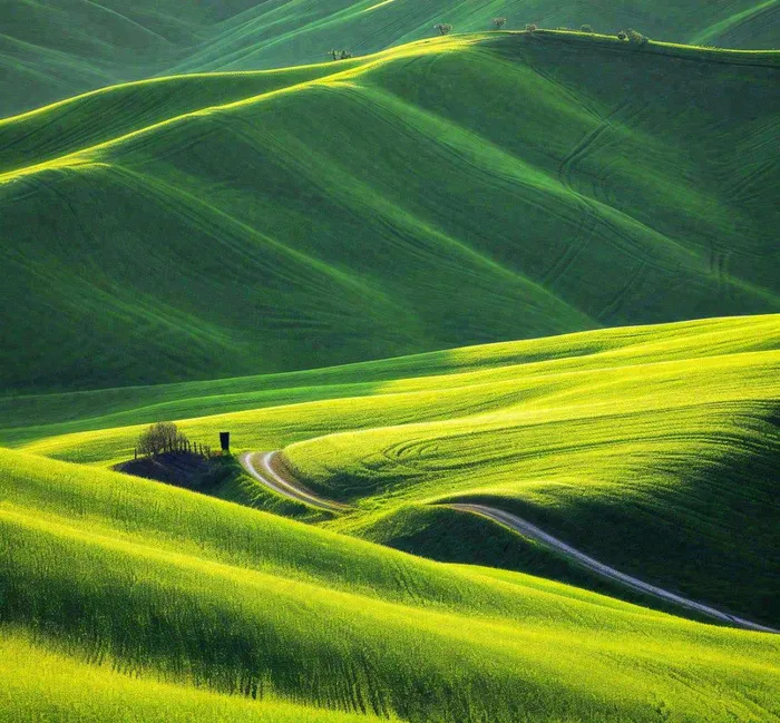 春天连绵山脉绿色草地郊游，清新惊蛰春分摄影图(1104x1024)