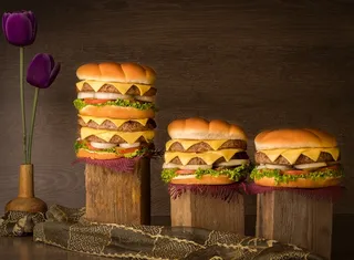 黄色美味汉堡摄影素材
