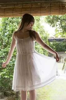 穿着白色连衣裙的日本清纯美女高清图片