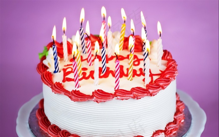 插满蜡烛的生日蛋糕