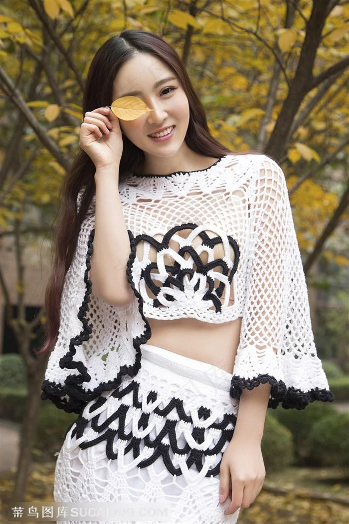 树林里的高清美女摄影图片