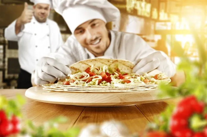 正在做饼的厨师