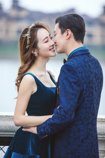 唯美湖边亲吻的情侣写真图片