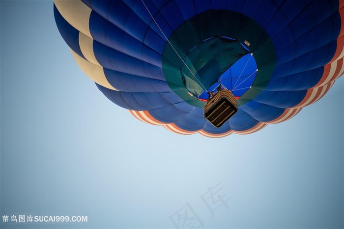 飘在半空中的热气球