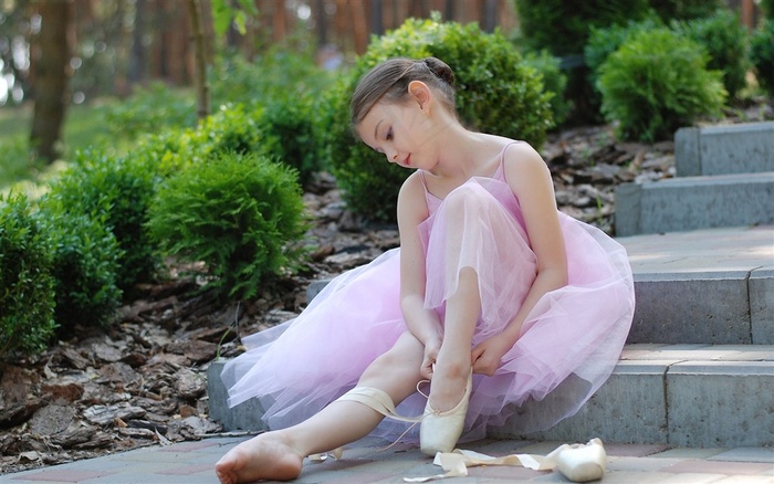 粉色短裙小萝莉图片